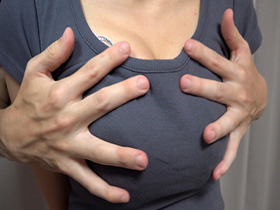 天然巨乳を揉む　豊満ユサユサおっぱいを着衣や生や下着で揉んだり吸ったりこねくり回したり　サンプル画像07